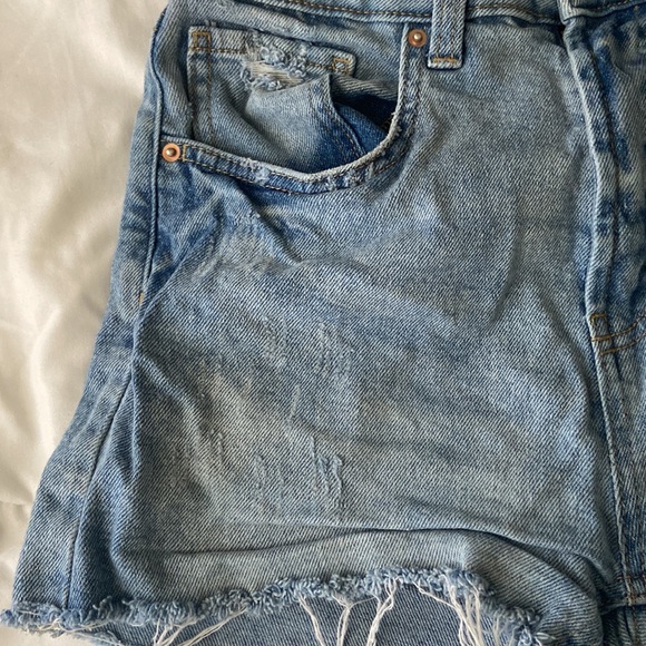 A size 2 light washed Jean shorts. - Picture 5 of 5